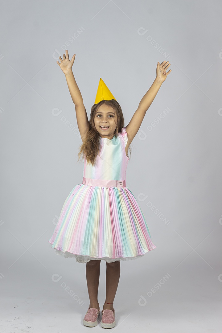 Linda garotinha feliz sobre fundo isolado branco