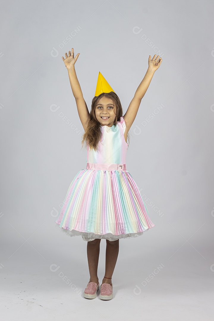 Linda garotinha feliz sobre fundo isolado branco