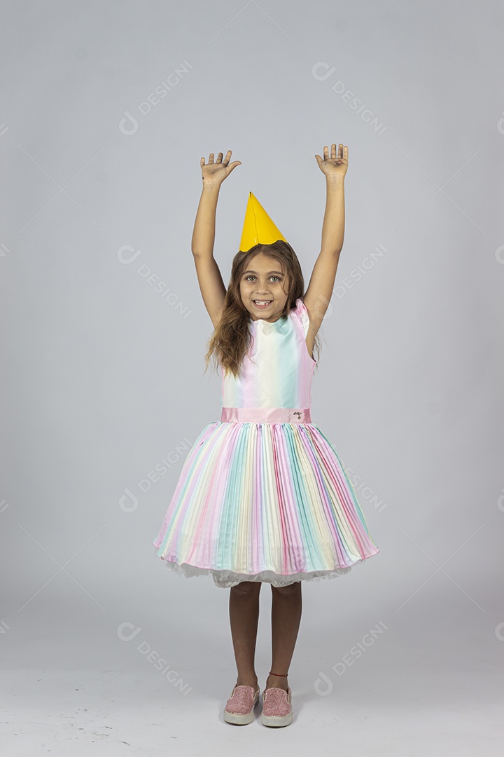 Linda garotinha feliz sobre fundo isolado branco