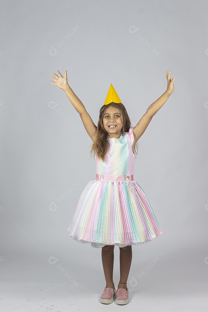 Linda garotinha feliz sobre fundo isolado branco