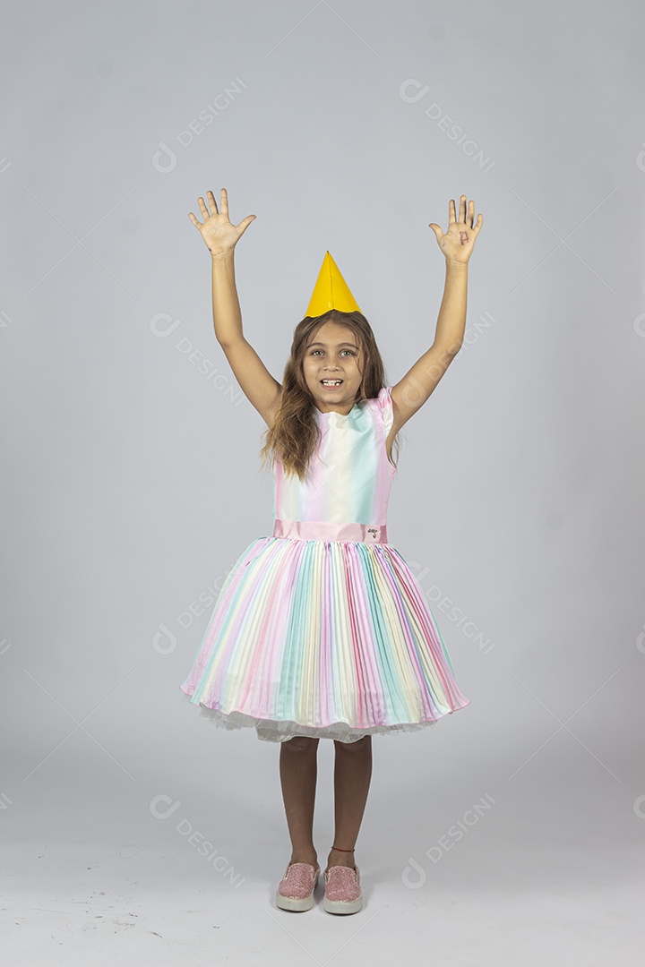 Linda garotinha feliz sobre fundo isolado branco