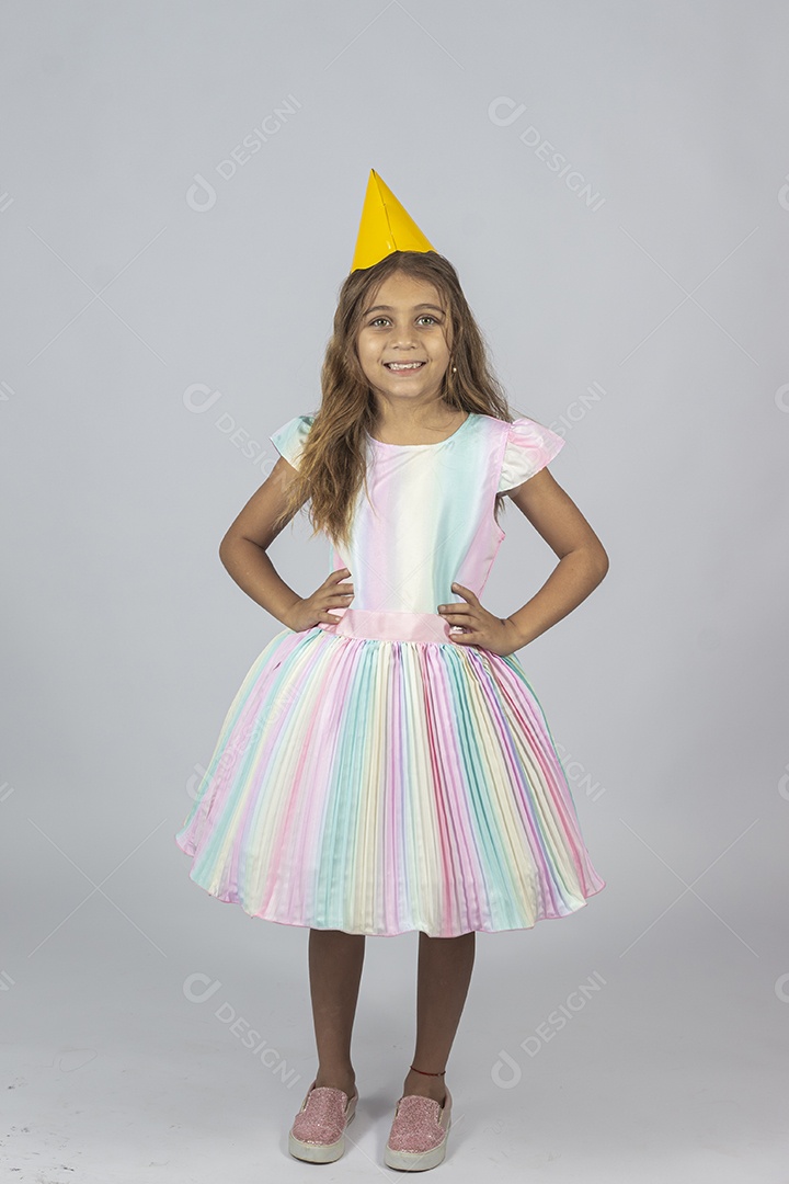 Linda garotinha feliz sobre fundo isolado branco