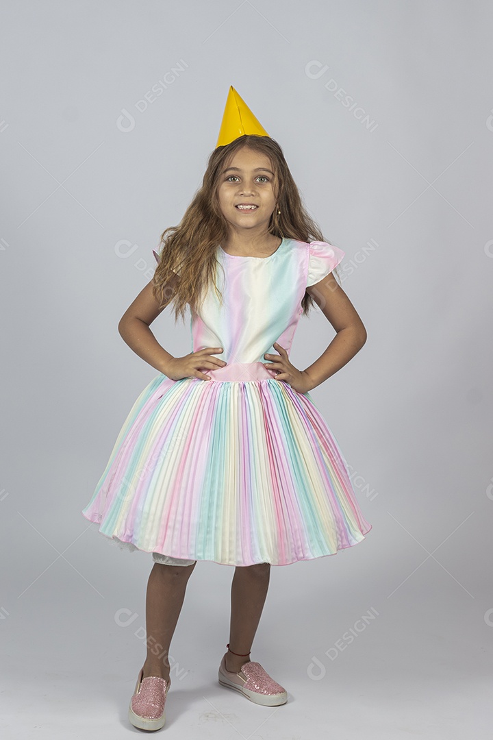 Linda garotinha feliz sobre fundo isolado branco