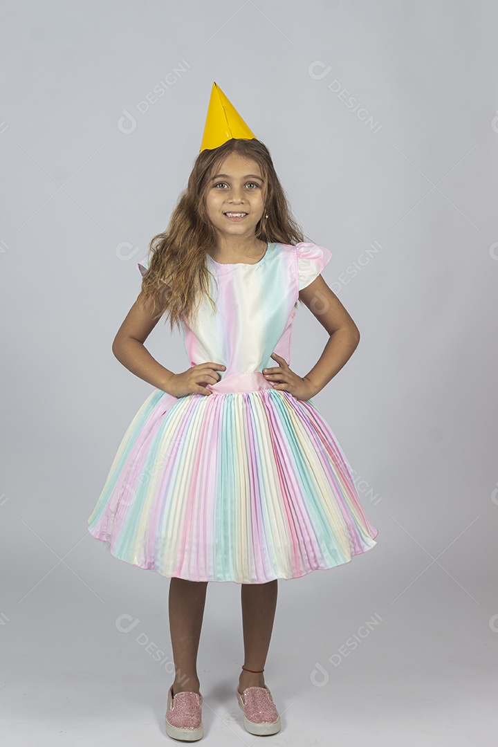 Linda garotinha feliz sobre fundo isolado branco