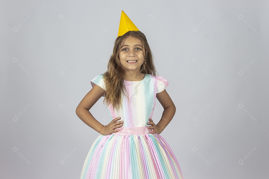 Linda garotinha feliz sobre fundo isolado branco