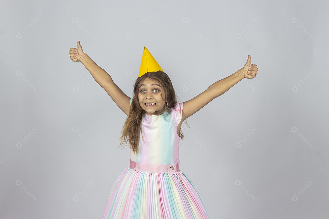 Linda garotinha feliz sobre fundo isolado branco