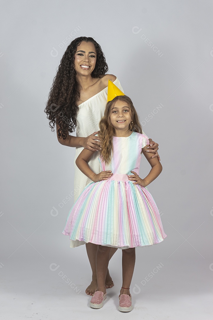 Linda mulher jovem morena ao lado de bonita garotinha fundo isolado