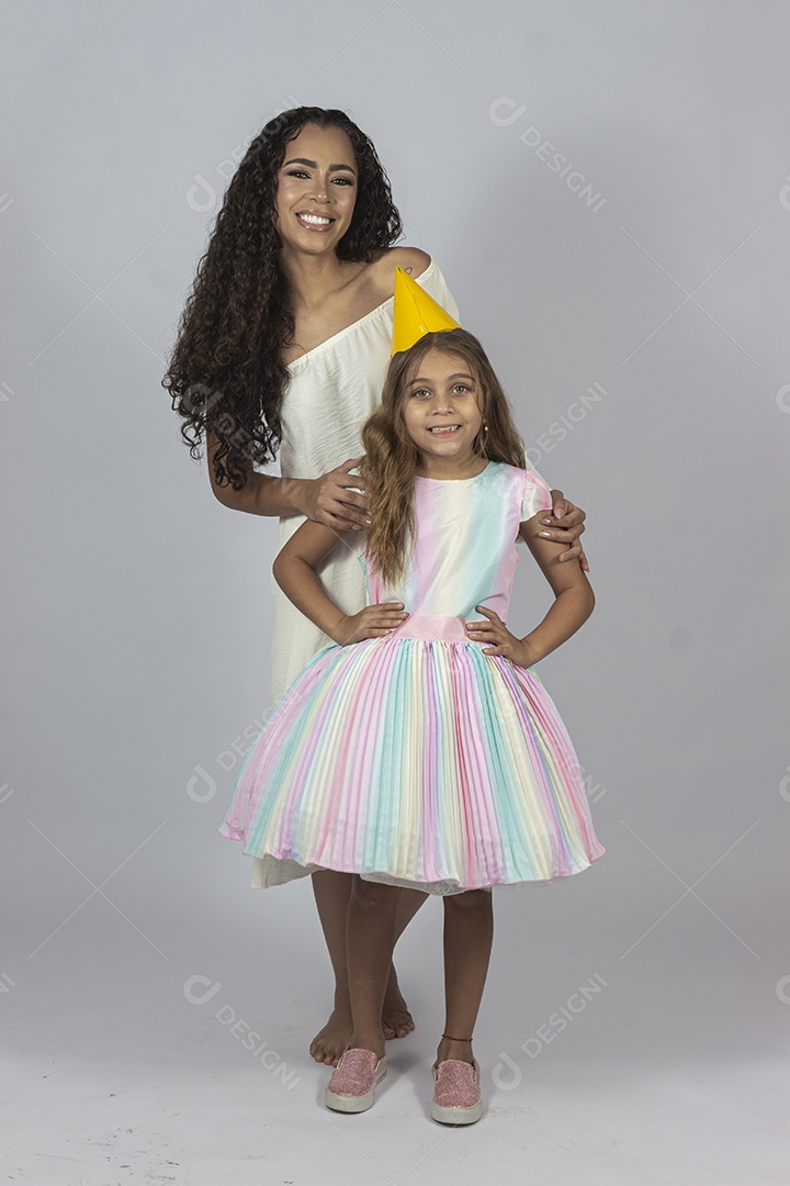 Linda mulher jovem morena ao lado de bonita garotinha fundo isolado