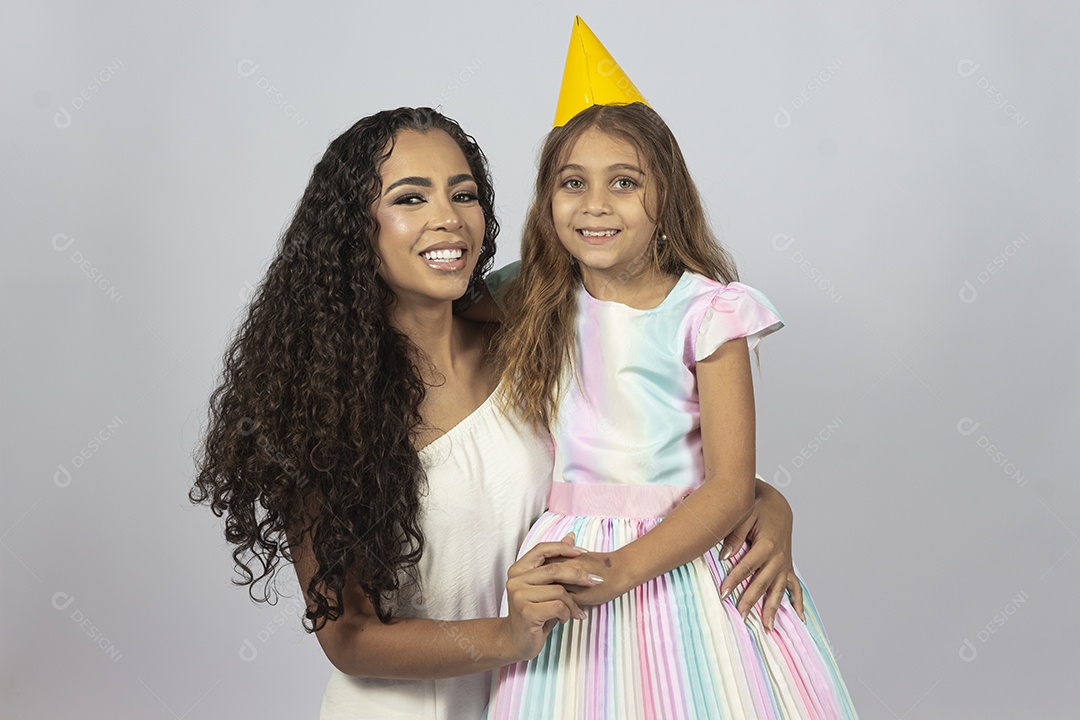 Linda mulher jovem morena ao lado de bonita garotinha fundo isolado
