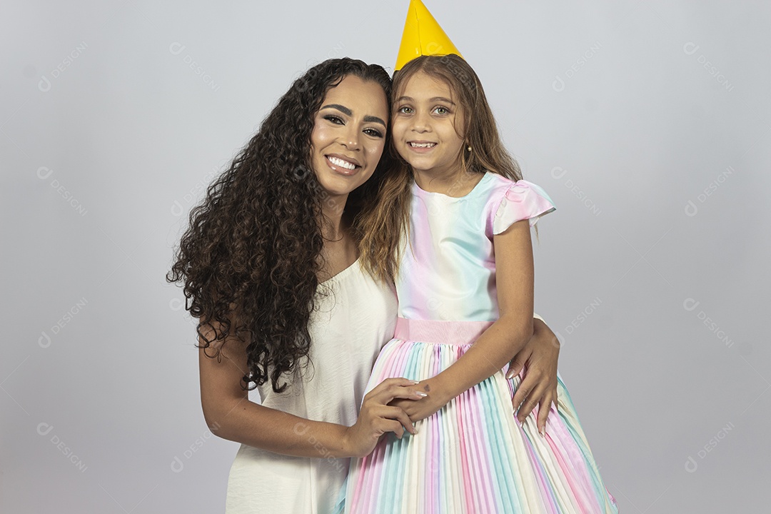 Linda mulher jovem morena ao lado de bonita garotinha fundo isolado