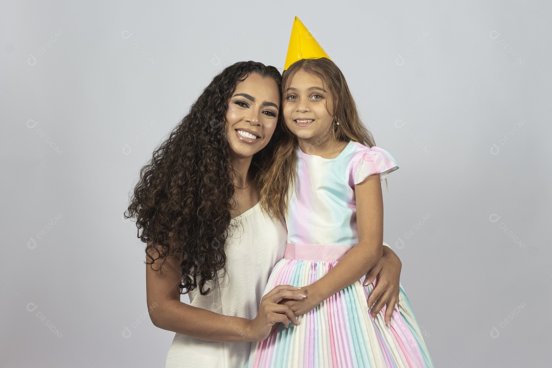 Linda mulher jovem morena ao lado de bonita garotinha fundo isolado