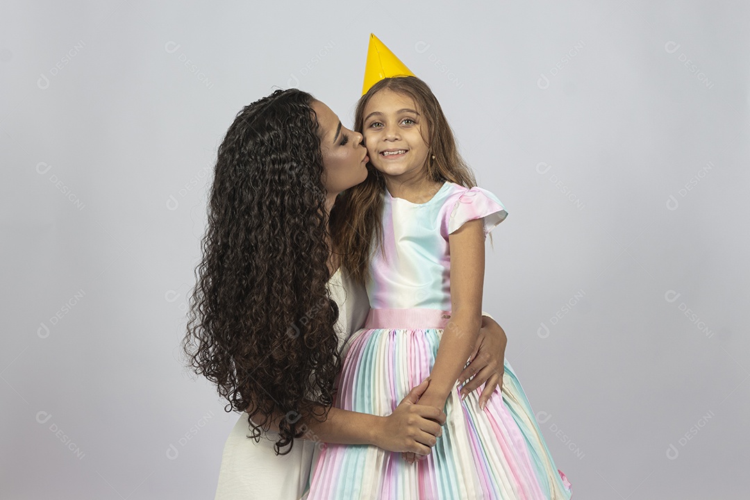 Linda mulher jovem morena ao lado de bonita garotinha fundo isolado