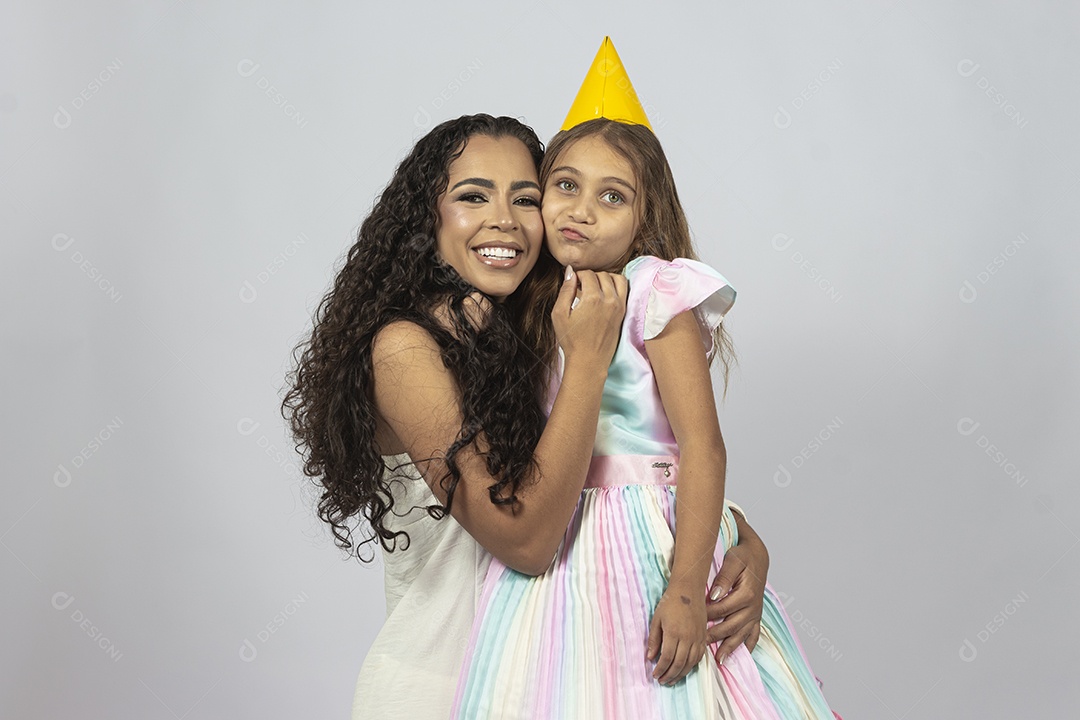 Linda mulher jovem morena ao lado de bonita garotinha fundo isolado