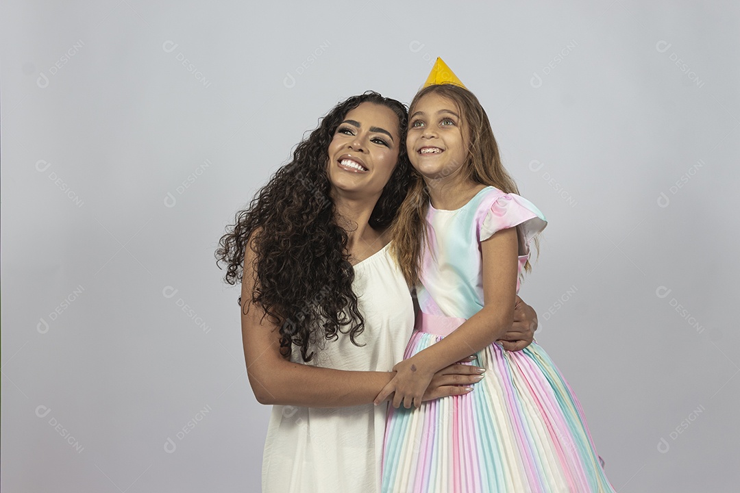 Linda mulher jovem morena ao lado de bonita garotinha fundo isolado