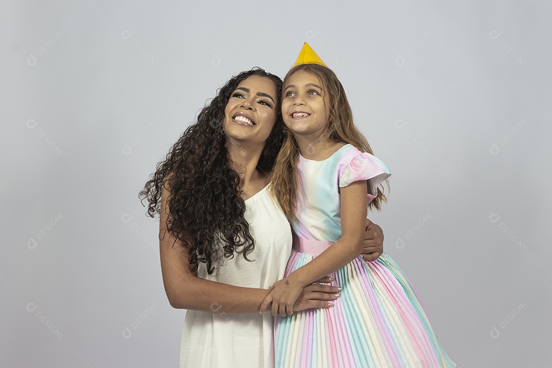 Linda mulher jovem morena ao lado de bonita garotinha fundo isolado