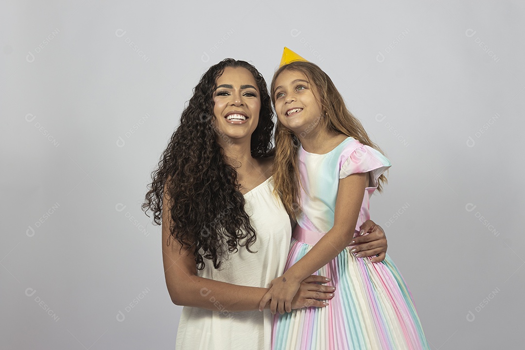 Linda mulher jovem morena ao lado de bonita garotinha fundo isolado