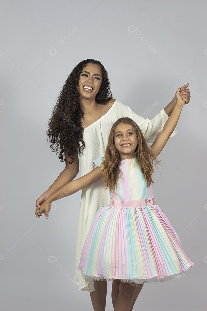 Linda mulher jovem morena ao lado de bonita garotinha fundo isolado