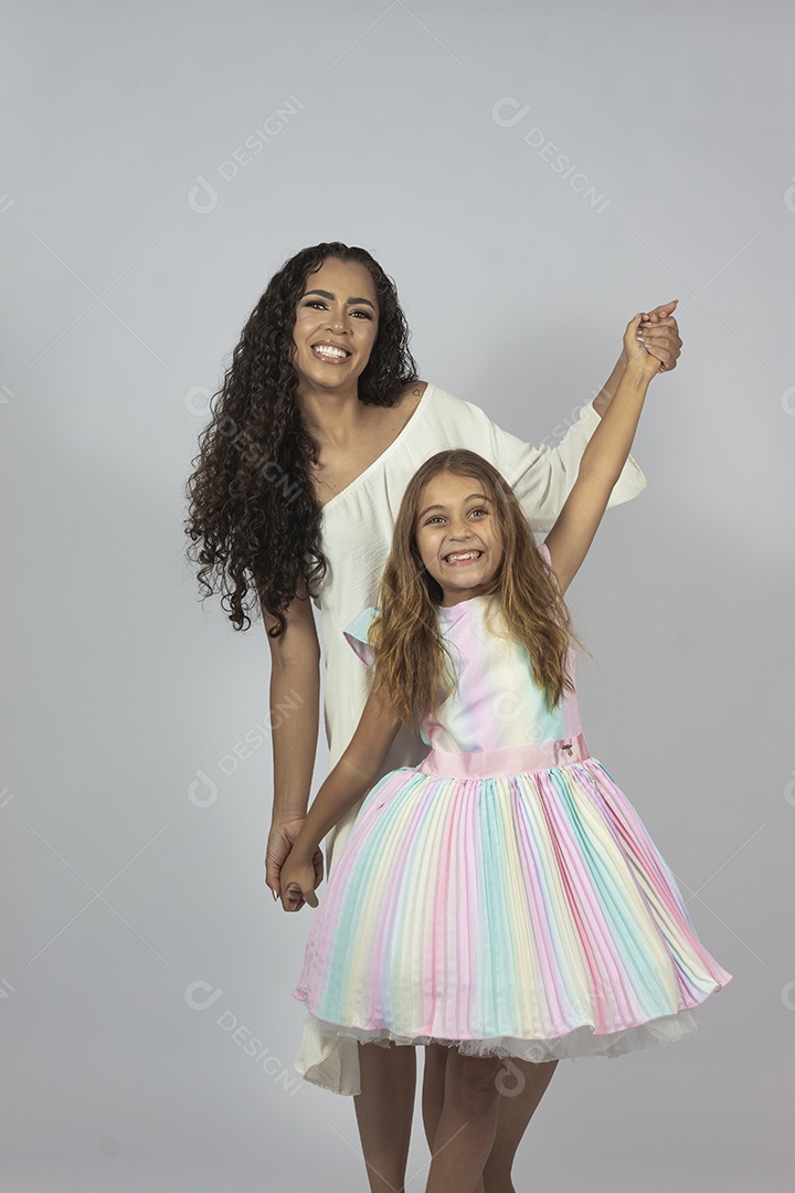 Linda mulher jovem morena ao lado de bonita garotinha fundo isolado