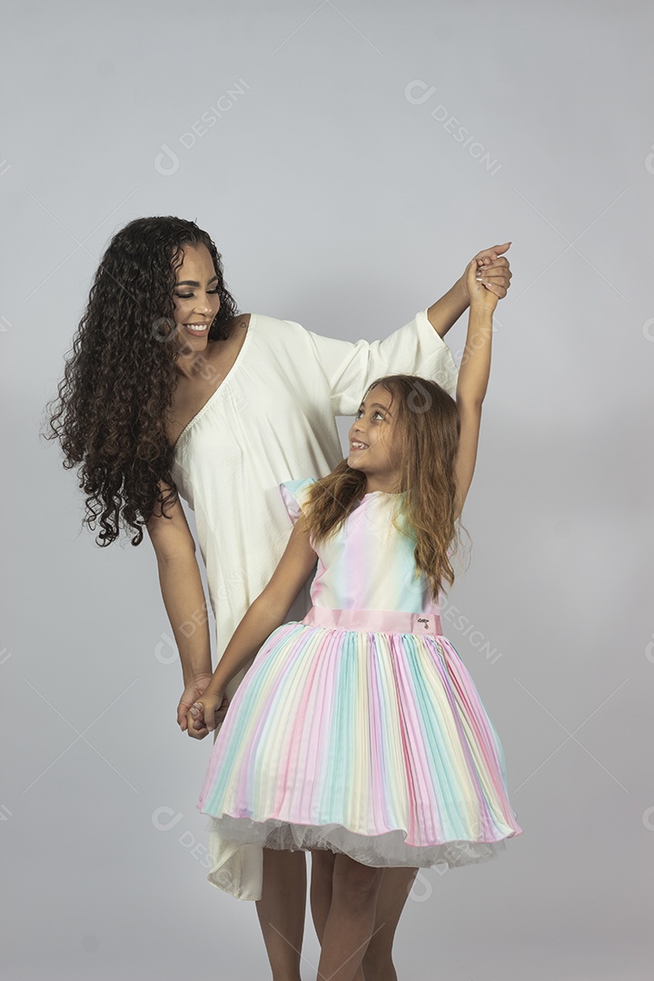 Linda mulher jovem morena ao lado de bonita garotinha fundo isolado