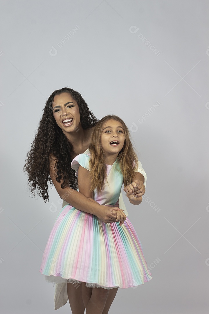 Linda mulher jovem morena ao lado de bonita garotinha fundo isolado