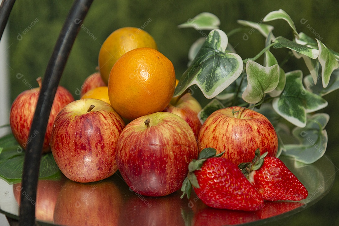 Banquete saboroso em uma mesa de madeira em uma festa