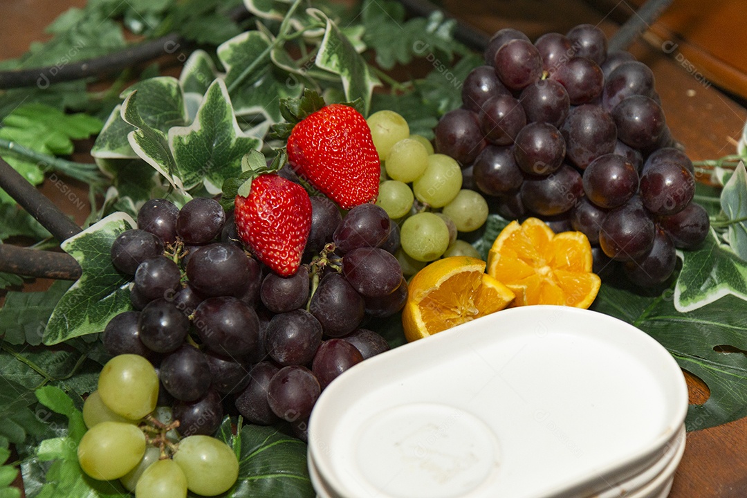 Banquete saboroso em uma mesa de madeira em uma festa