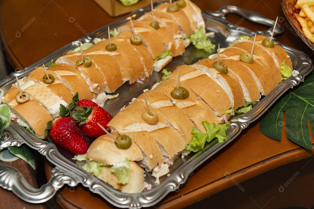 Banquete saboroso em uma mesa de madeira em uma festa