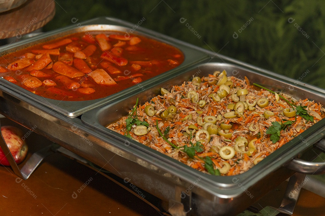 Banquete saboroso em uma mesa de madeira em uma festa