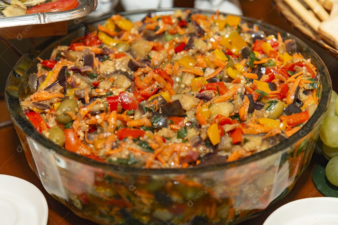 Banquete saboroso em uma mesa de madeira em uma festa
