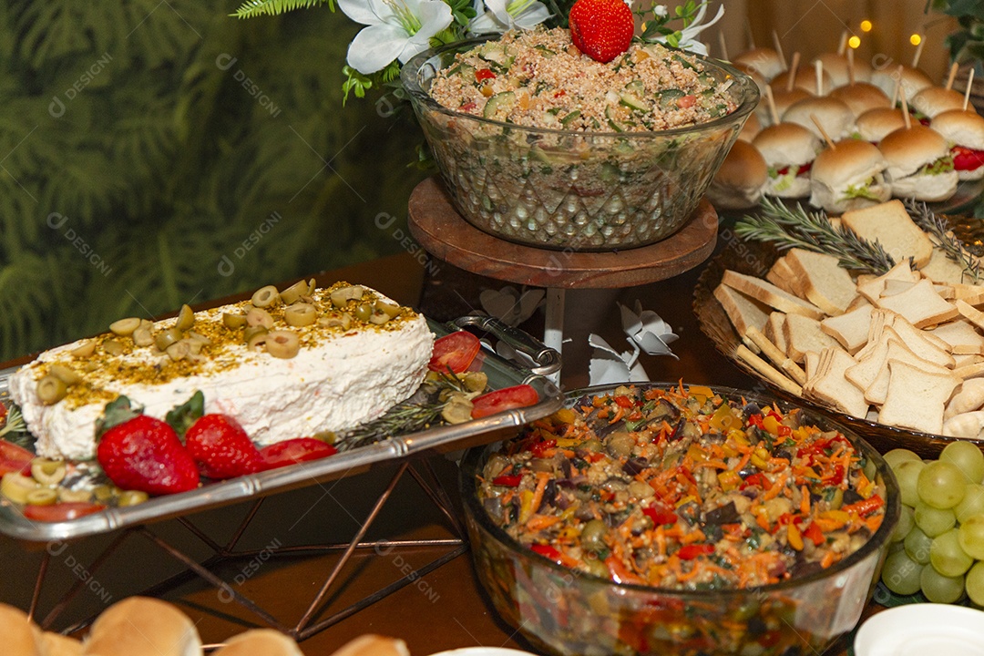 Banquete saboroso em uma mesa de madeira em uma festa