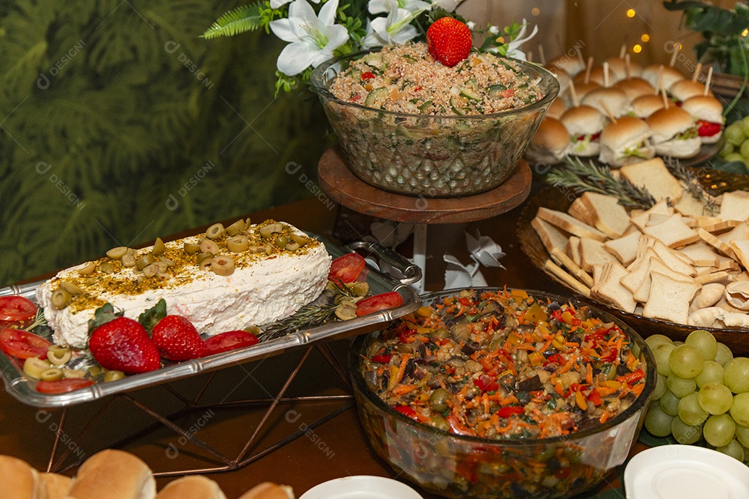 Banquete saboroso em uma mesa de madeira em uma festa