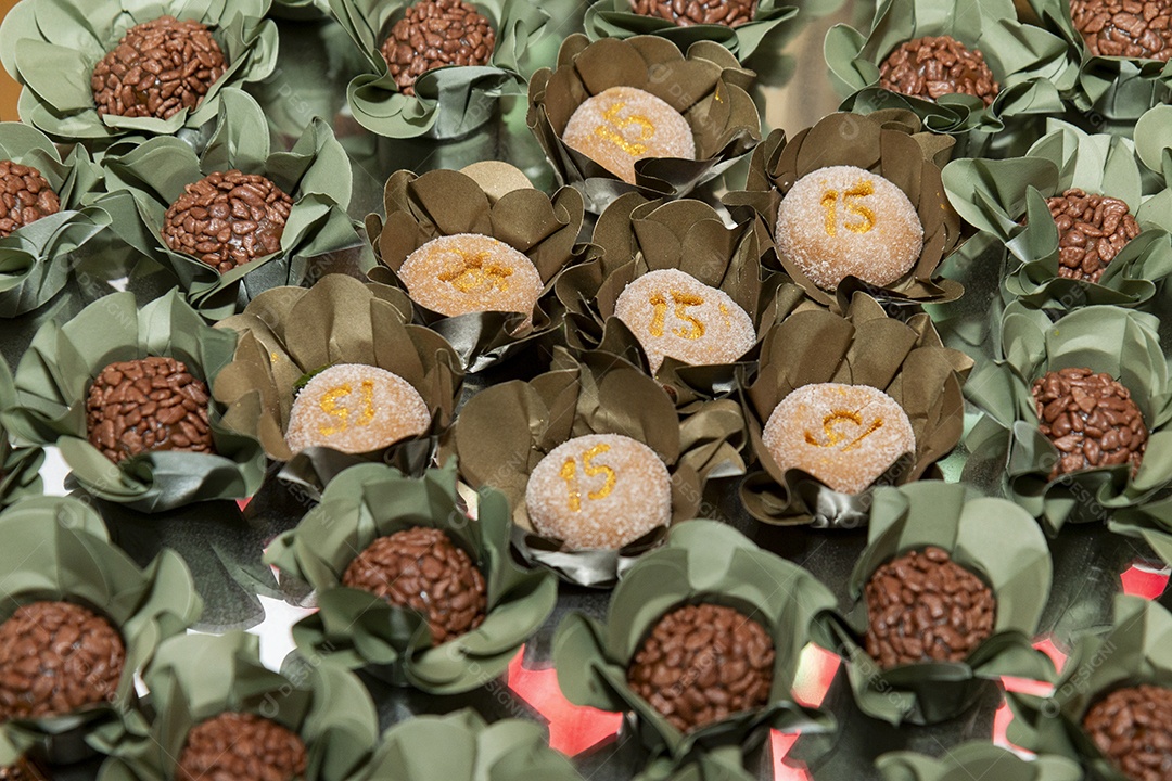 Banquete saboroso em uma mesa de madeira em uma festa