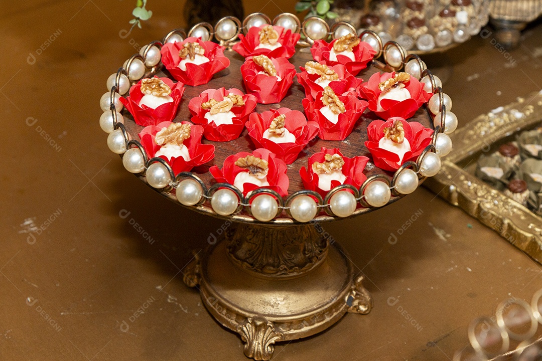 Banquete saboroso em uma mesa de madeira em uma festa