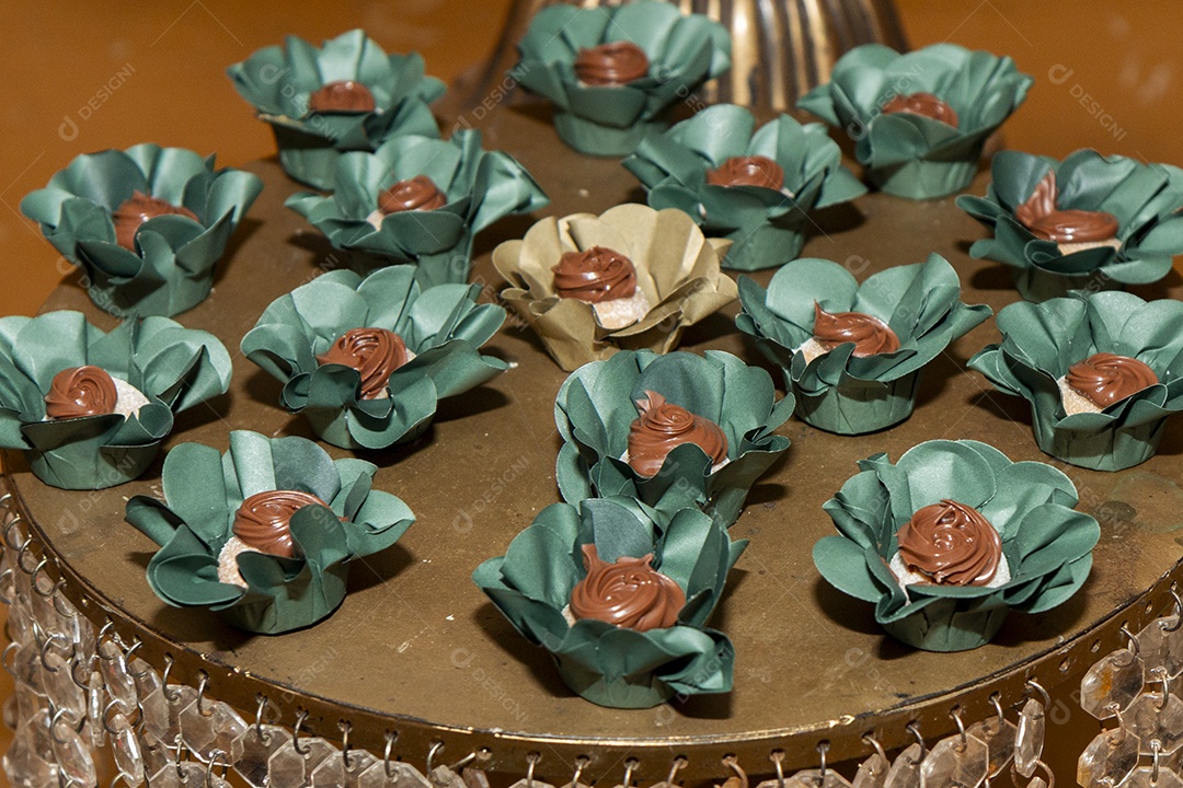 Banquete saboroso em uma mesa de madeira em uma festa