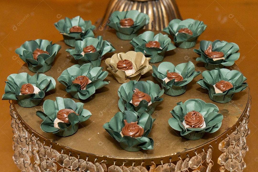 Banquete saboroso em uma mesa de madeira em uma festa