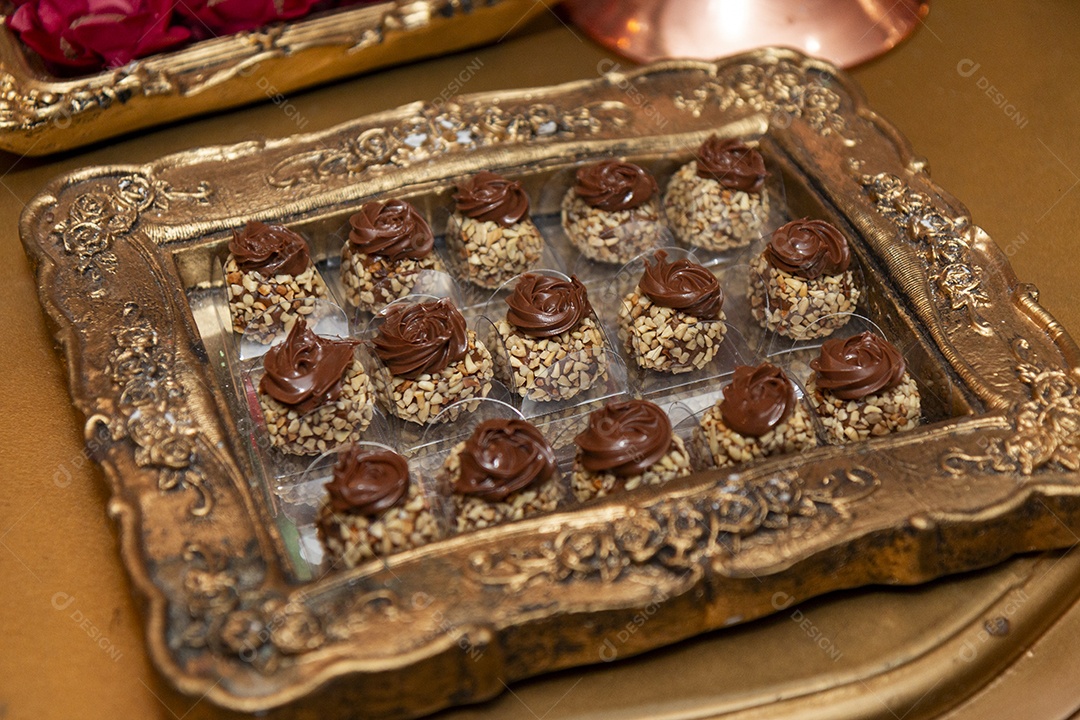 Banquete saboroso em uma mesa de madeira em uma festa