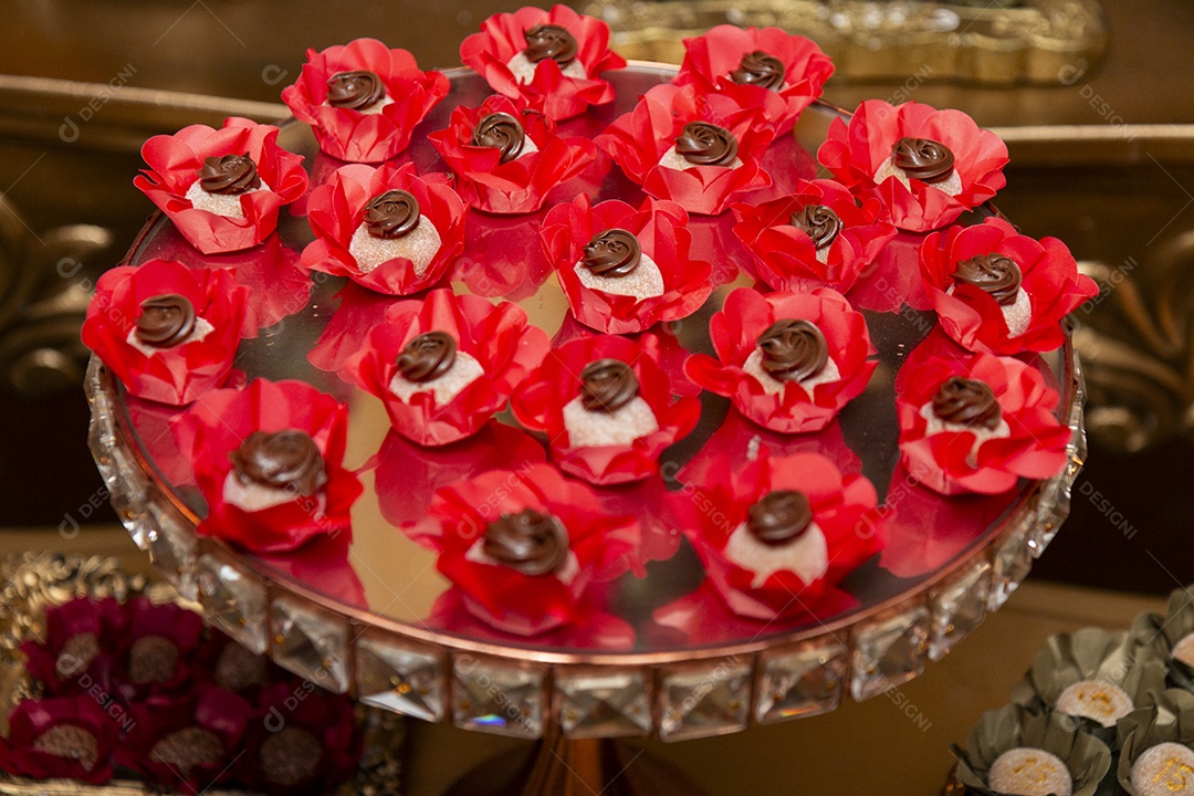 Banquete saboroso em uma mesa de madeira em uma festa