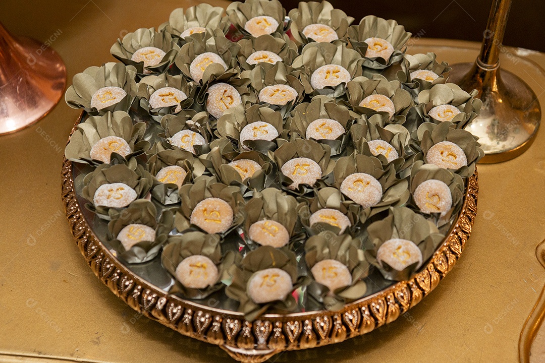 Banquete saboroso em uma mesa de madeira em uma festa