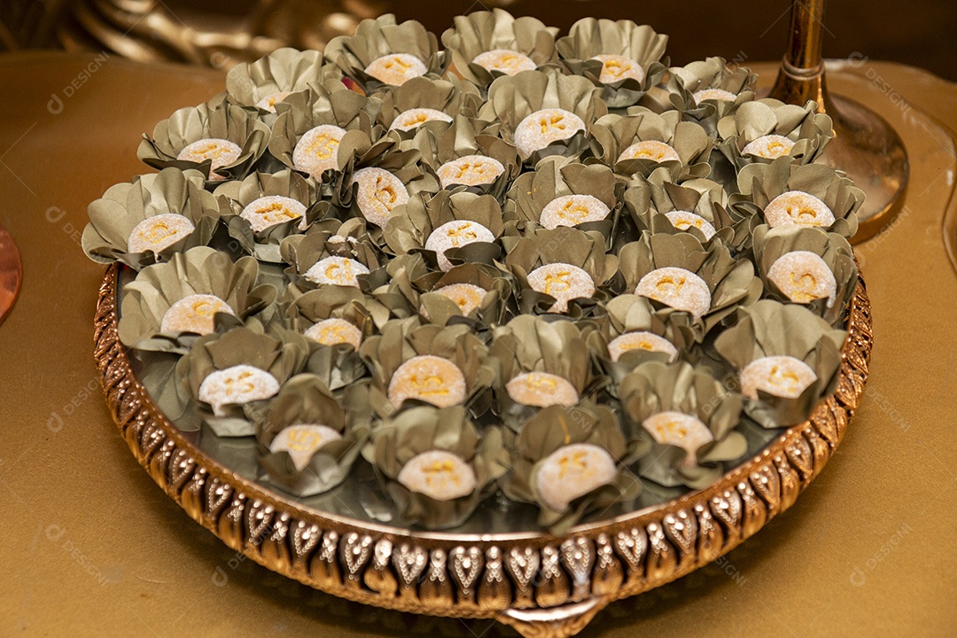 Banquete saboroso em uma mesa de madeira em uma festa