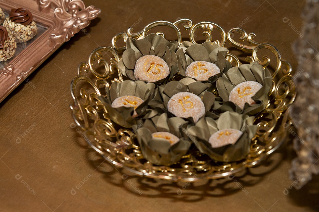 Banquete saboroso em uma mesa de madeira em uma festa