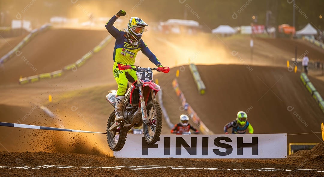 Motociclista praticando motocross sob uma pista com obstáculos.