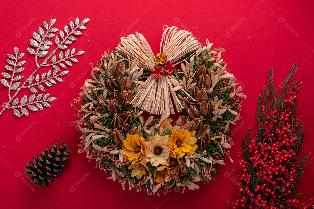 Decoração natalina festiva em fundo vermelho vibrante