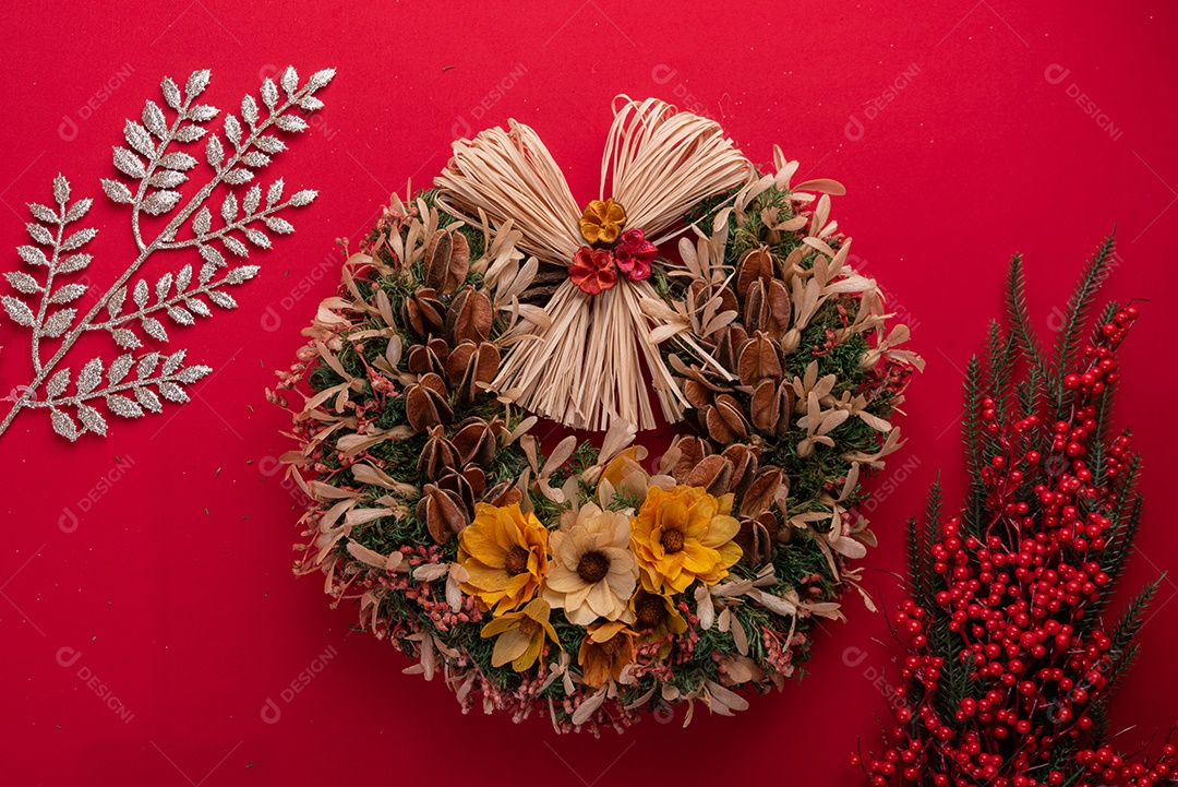 Decoração natalina festiva em fundo vermelho vibrante