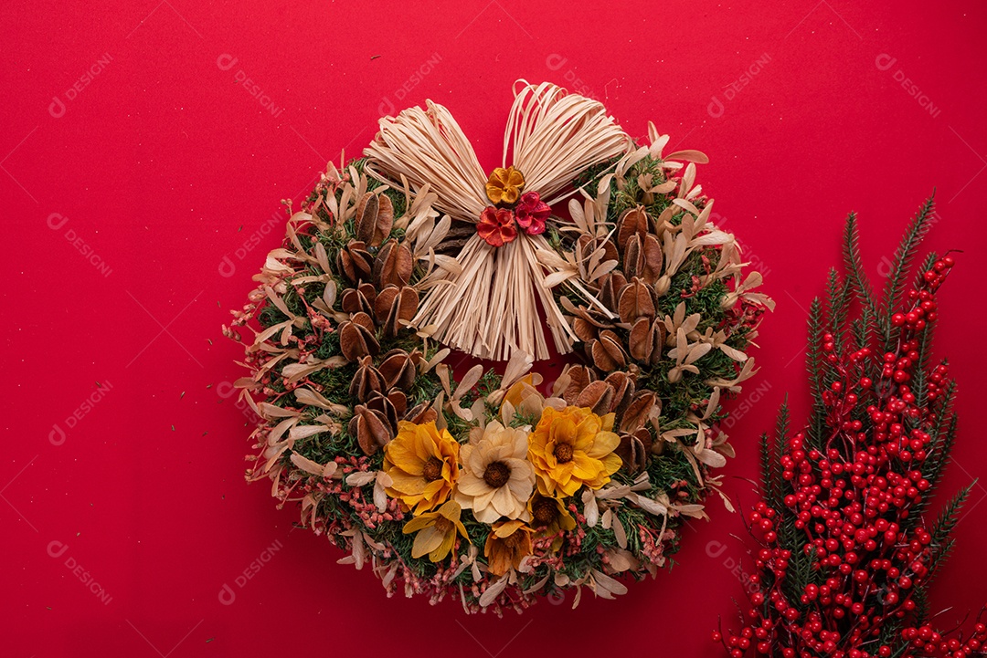 Decoração natalina festiva em fundo vermelho vibrante
