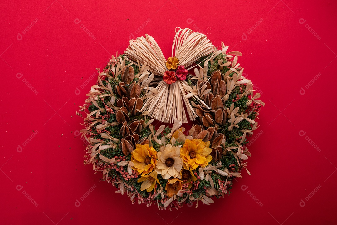 Decoração natalina festiva em fundo vermelho vibrante