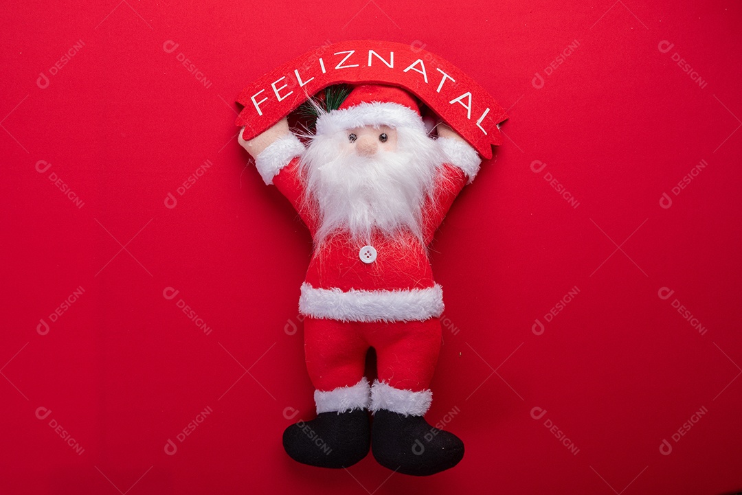 Decoração natalina festiva em fundo vermelho vibrante