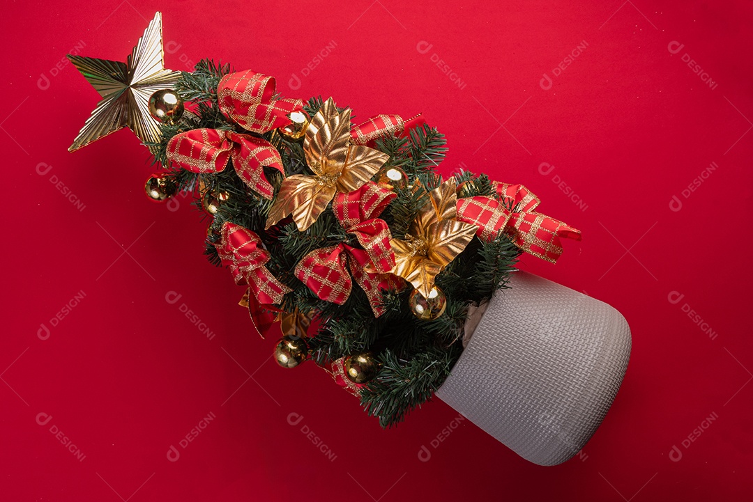 Decoração natalina festiva em fundo vermelho vibrante