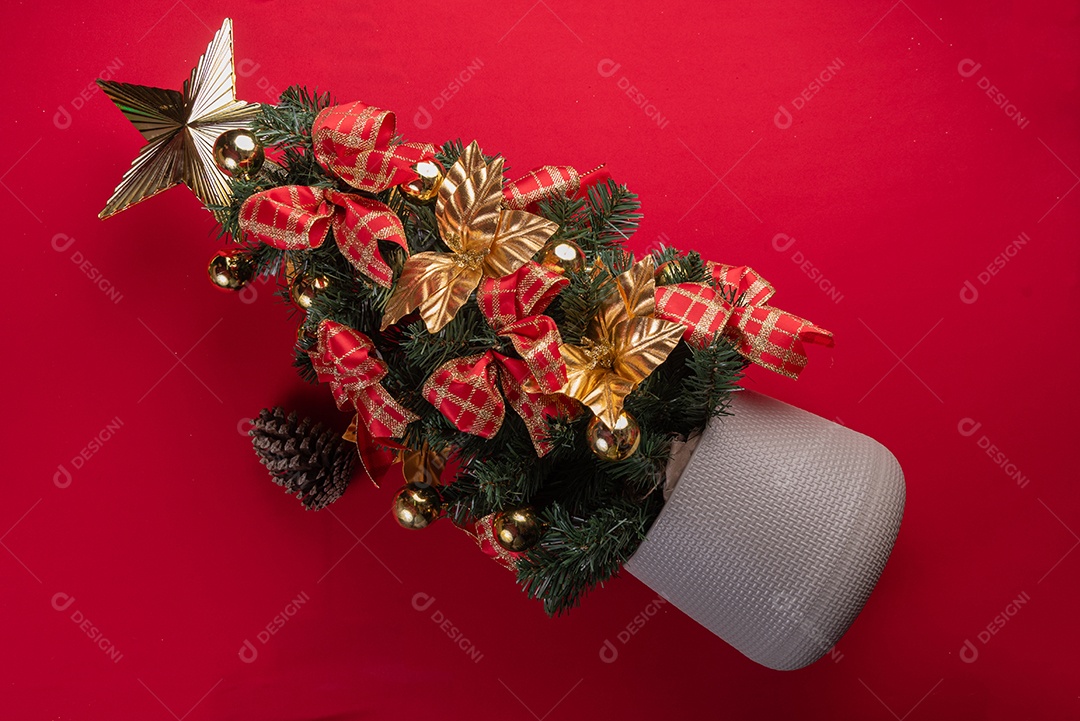 Decoração natalina festiva em fundo vermelho vibrante