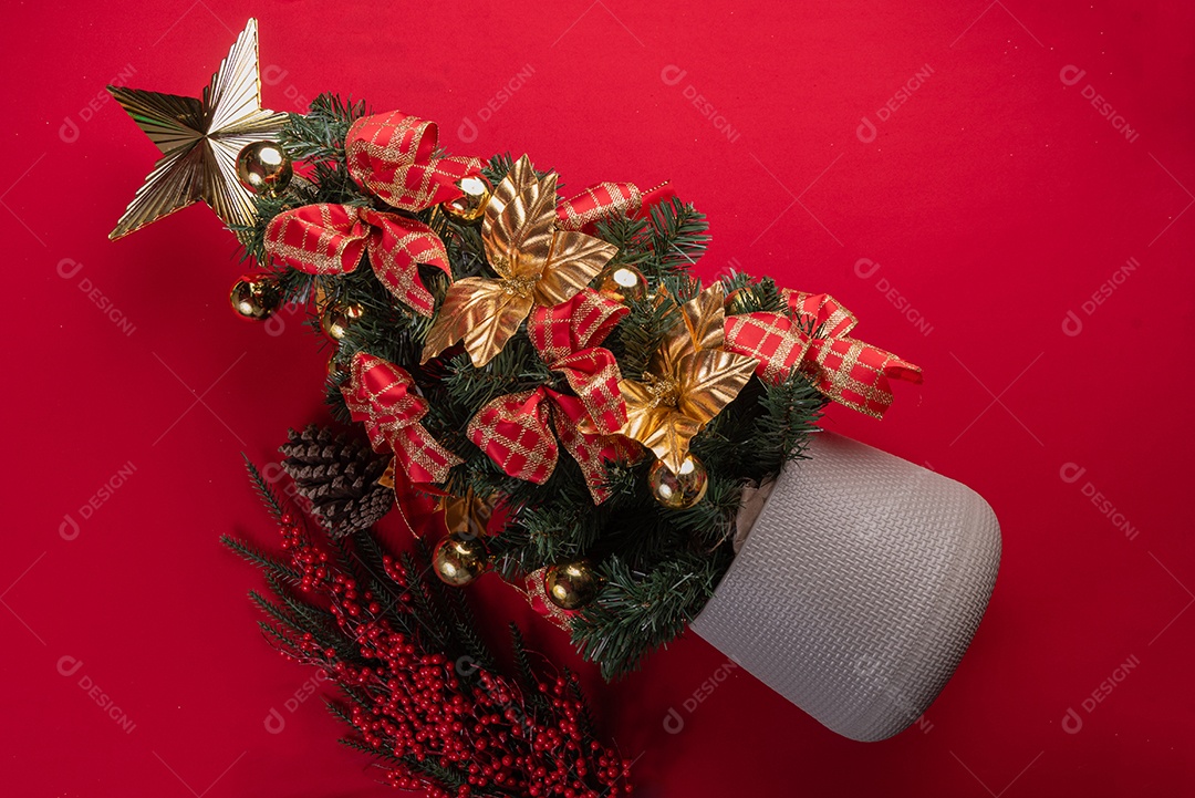 Decoração natalina festiva em fundo vermelho vibrante