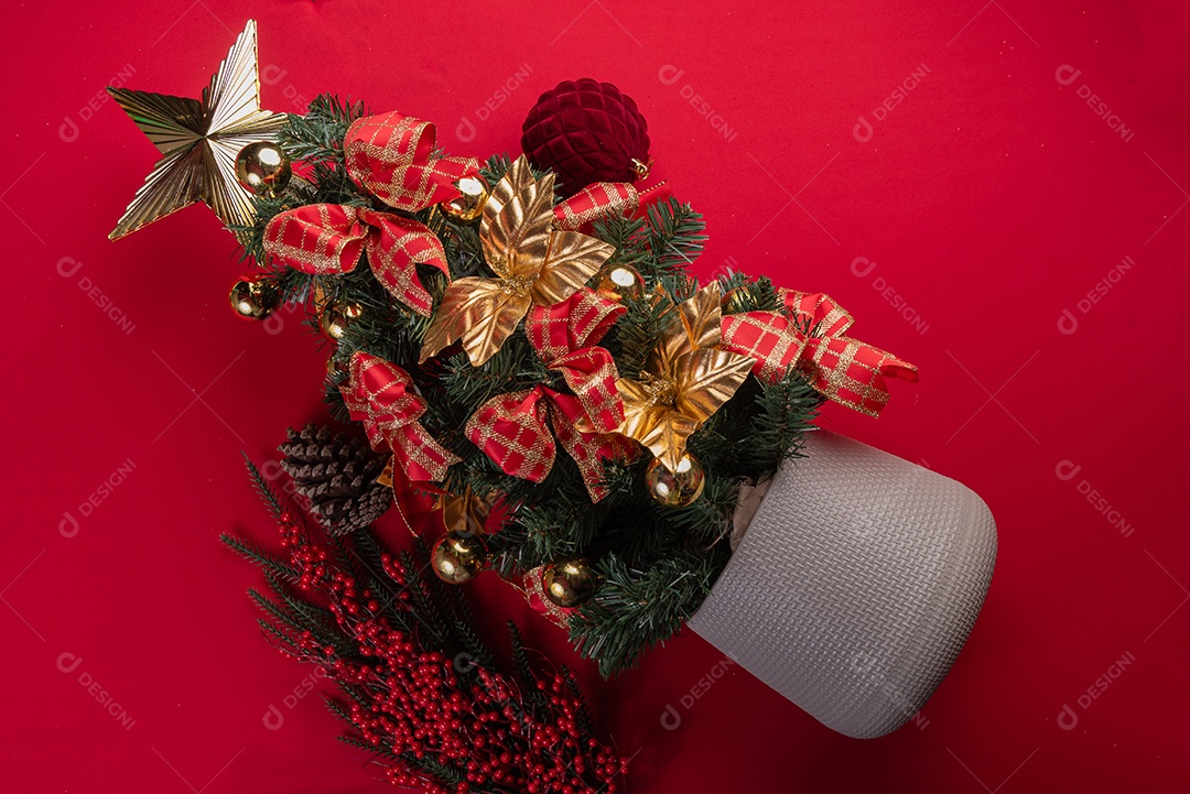 Decoração natalina festiva em fundo vermelho vibrante
